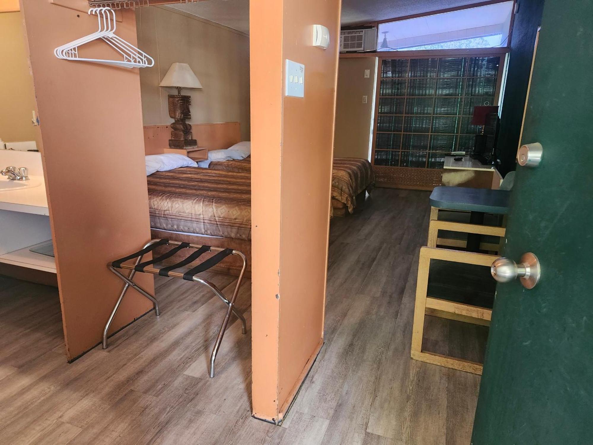 Tiki Village Inn Вернон Екстер'єр фото