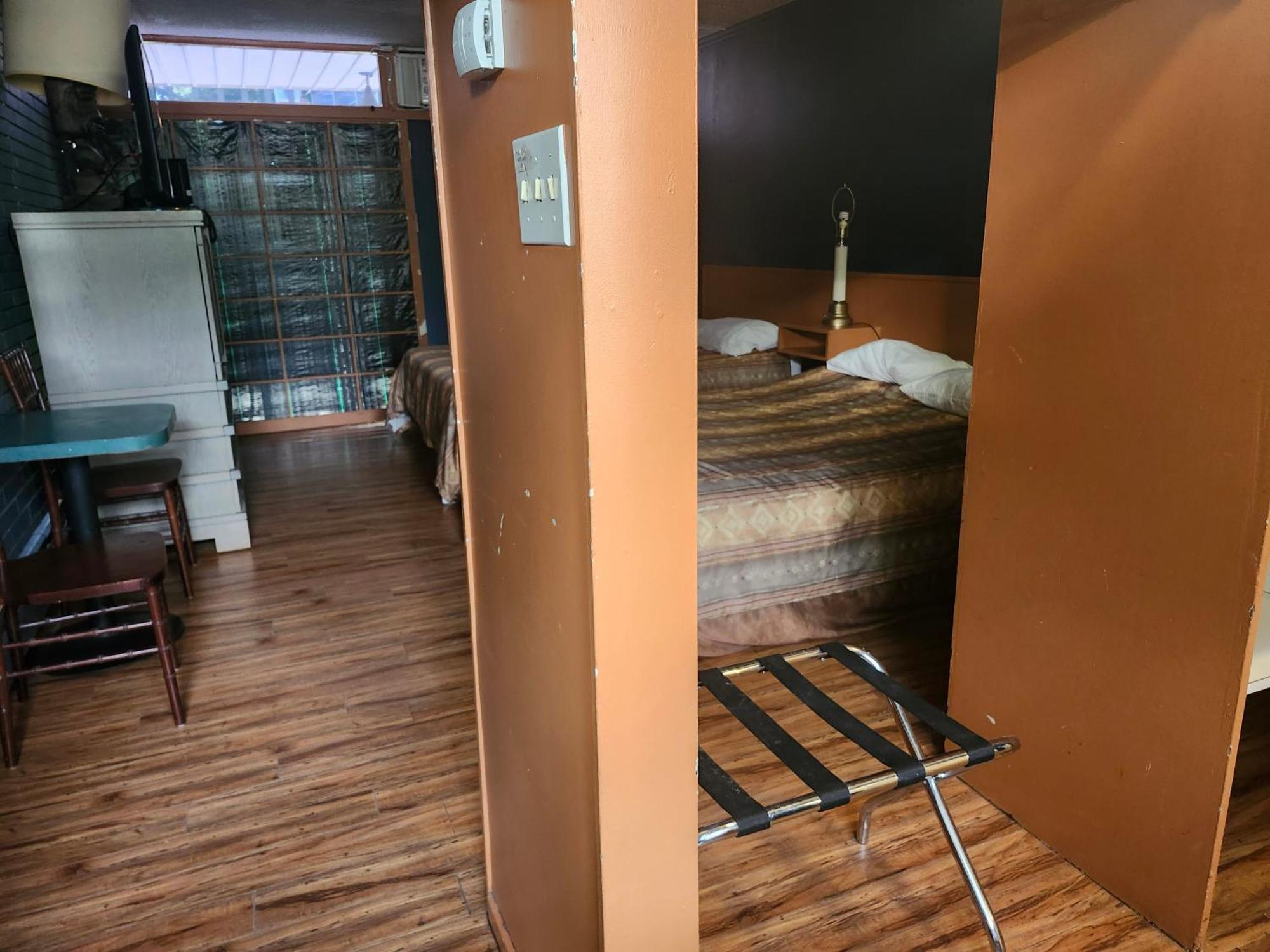 Tiki Village Inn Вернон Екстер'єр фото