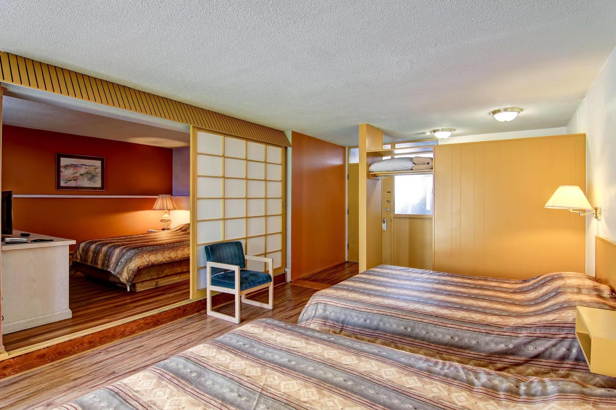 Tiki Village Inn Вернон Екстер'єр фото